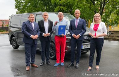 Centrum Obsługi Placówek Opiekuńczo-Wychowawczych w Kożuchowie otrzymało nowy służbowy samochód zakupiony ze wsparciem Samorządu Województwa Lubuskiego. 9-osobowy pojazd był niezbędny ze względu na konieczność dowozu dzieci do szkół, poradni, lekarzy specjalistów, szpitali i ośrodków wychowawczych na terenie całego kraju.