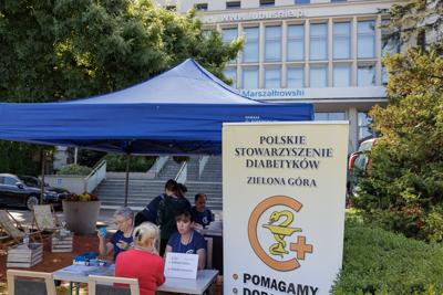 Oddaj krew, zmierz cukier i ciśnienie przed urzędem
Przed Urzędem Marszałkowskim w Zielonej Górze rozpoczęła się wakacyjna zbiórka krwi. Oprócz krwiobusu pojawiło się też stoisko Miejskiego Koła Polskiego Stowarzyszenia Diabetyków. 
