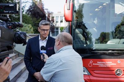 Oddaj krew, zmierz cukier i ciśnienie przed urzędem
Przed Urzędem Marszałkowskim w Zielonej Górze rozpoczęła się wakacyjna zbiórka krwi. Oprócz krwiobusu pojawiło się też stoisko Miejskiego Koła Polskiego Stowarzyszenia Diabetyków. 