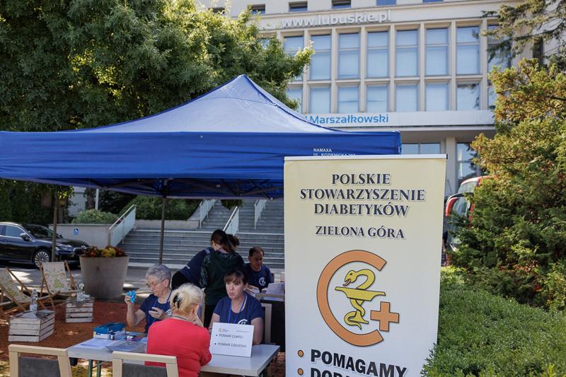 Oddaj krew, zmierz cukier i ciśnienie przed urzędem
Przed Urzędem Marszałkowskim w Zielonej Górze rozpoczęła się wakacyjna zbiórka krwi. Oprócz krwiobusu pojawiło się też stoisko Miejskiego Koła Polskiego Stowarzyszenia Diabetyków.