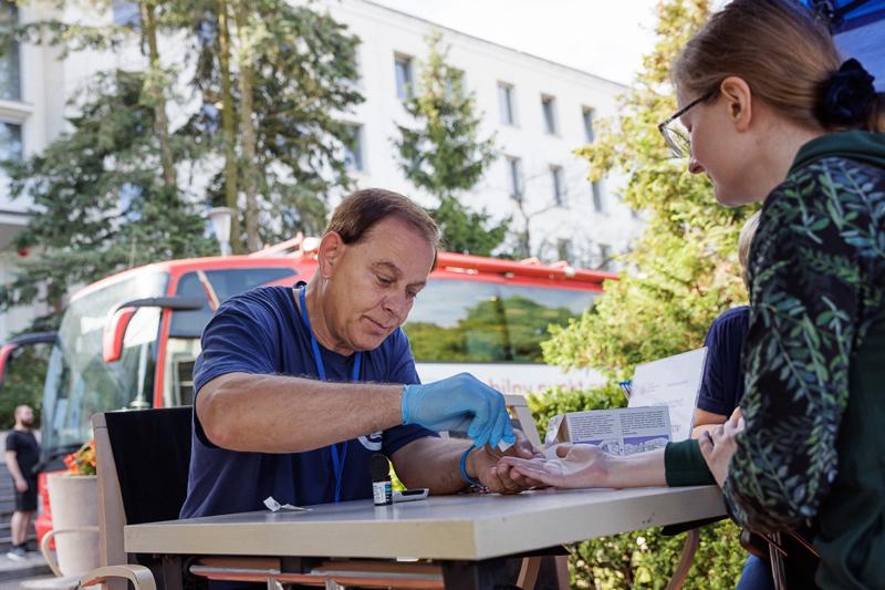 Oddaj krew, zmierz cukier i ciśnienie przed urzędem
Przed Urzędem Marszałkowskim w Zielonej Górze rozpoczęła się wakacyjna zbiórka krwi. Oprócz krwiobusu pojawiło się też stoisko Miejskiego Koła Polskiego Stowarzyszenia Diabetyków.