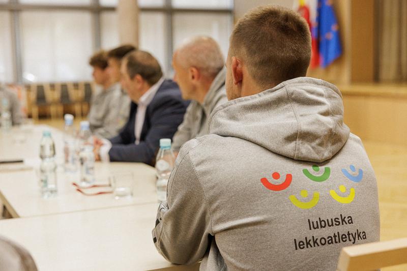 Lubuscy lekkoatleci zdobyli dla regionu łącznie osiem medali: dwa złote, dwa srebrne i cztery brązowe, co zapewniło województwu lubuskiemu dziesiąte miejsce w klasyfikacji medalowej. W spotkaniu w Urzędzie Marszałkowskim uczestniczyli medaliści, ich trenerzy oraz przedstawiciele klubów sportowych