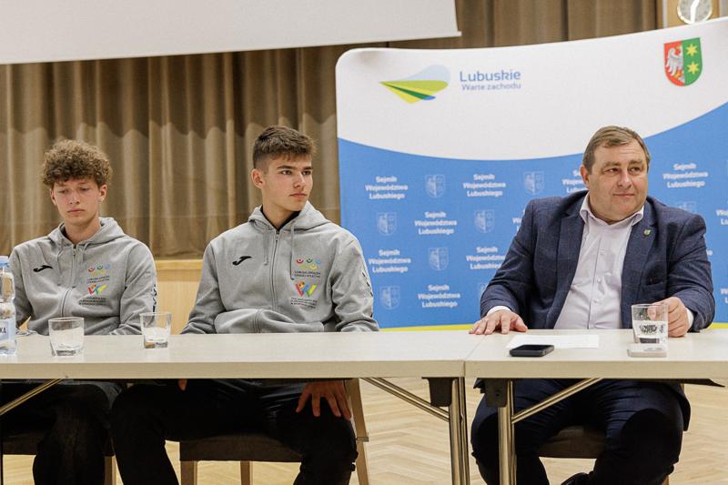 Lubuscy lekkoatleci zdobyli dla regionu łącznie osiem medali: dwa złote, dwa srebrne i cztery brązowe, co zapewniło województwu lubuskiemu dziesiąte miejsce w klasyfikacji medalowej. W spotkaniu w Urzędzie Marszałkowskim uczestniczyli medaliści, ich trenerzy oraz przedstawiciele klubów sportowych