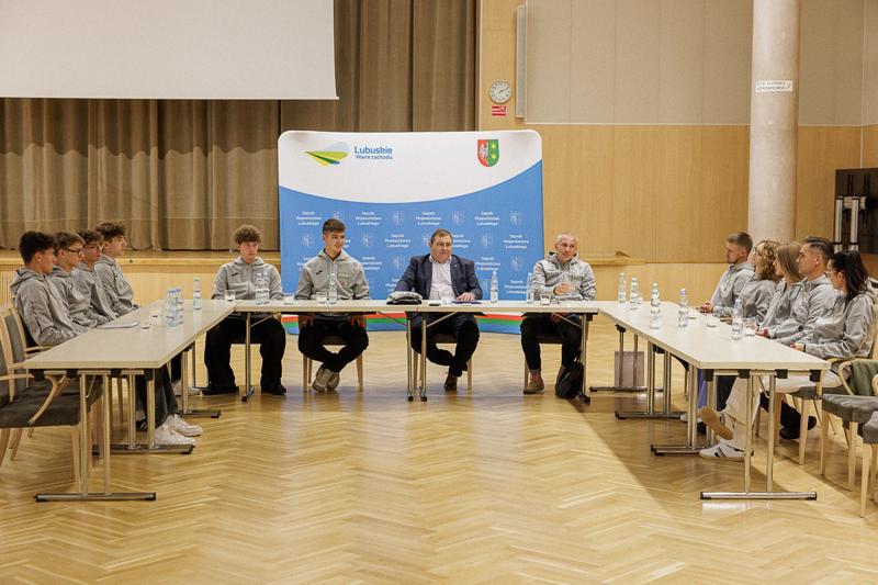 Lubuscy lekkoatleci zdobyli dla regionu łącznie osiem medali: dwa złote, dwa srebrne i cztery brązowe, co zapewniło województwu lubuskiemu dziesiąte miejsce w klasyfikacji medalowej. W spotkaniu w Urzędzie Marszałkowskim uczestniczyli medaliści, ich trenerzy oraz przedstawiciele klubów sportowych