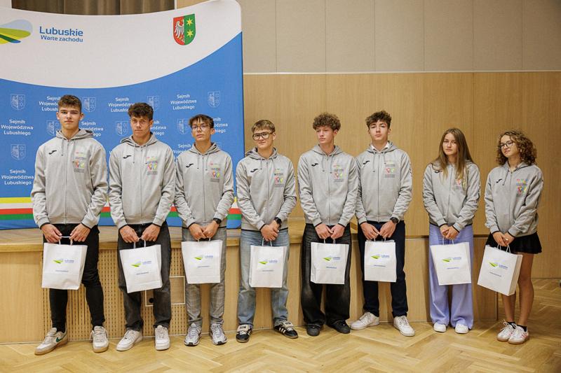 Lubuscy lekkoatleci zdobyli dla regionu łącznie osiem medali: dwa złote, dwa srebrne i cztery brązowe, co zapewniło województwu lubuskiemu dziesiąte miejsce w klasyfikacji medalowej. W spotkaniu w Urzędzie Marszałkowskim uczestniczyli medaliści, ich trenerzy oraz przedstawiciele klubów sportowych