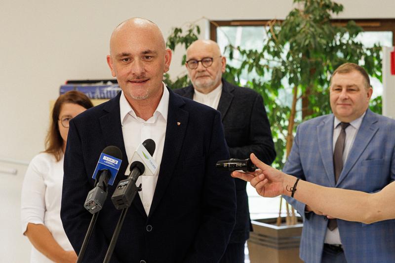 Ośrodek Integracji Społecznej to stowarzyszenie, które wspiera szpitale, podmioty zaangażowane bezpośrednio w ochronę zdrowia na terenie województwa lubuskiego.