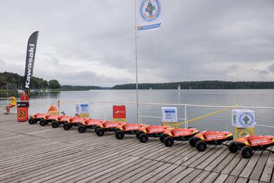25 lipca 2025 r., w Światowy Dzień Zapobiegania Utonięciom, w bazie Wodnego Ochotniczego Pogotowia Ratunkowego w Niesulicach odbyło się spotkanie poświęcone tematyce bezpieczeństwa nad wodą. Wydarzenie zgromadziło ratowników, przedstawicieli służb oraz osoby zaangażowane w działania profilaktyczne i edukacyjne, by wspólnie mówić o tym, jak zapobiegać tragediom podczas letniego wypoczynku.