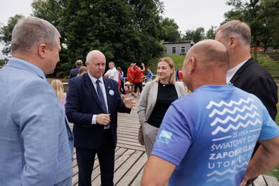 25 lipca 2025 r., w Światowy Dzień Zapobiegania Utonięciom, w bazie Wodnego Ochotniczego Pogotowia Ratunkowego w Niesulicach odbyło się spotkanie poświęcone tematyce bezpieczeństwa nad wodą. Wydarzenie zgromadziło ratowników, przedstawicieli służb oraz osoby zaangażowane w działania profilaktyczne i edukacyjne, by wspólnie mówić o tym, jak zapobiegać tragediom podczas letniego wypoczynku.