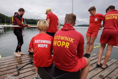 25 lipca 2025 r., w Światowy Dzień Zapobiegania Utonięciom, w bazie Wodnego Ochotniczego Pogotowia Ratunkowego w Niesulicach odbyło się spotkanie poświęcone tematyce bezpieczeństwa nad wodą. Wydarzenie zgromadziło ratowników, przedstawicieli służb oraz osoby zaangażowane w działania profilaktyczne i edukacyjne, by wspólnie mówić o tym, jak zapobiegać tragediom podczas letniego wypoczynku.