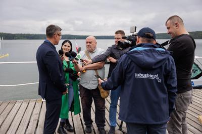 25 lipca 2025 r., w Światowy Dzień Zapobiegania Utonięciom, w bazie Wodnego Ochotniczego Pogotowia Ratunkowego w Niesulicach odbyło się spotkanie poświęcone tematyce bezpieczeństwa nad wodą. Wydarzenie zgromadziło ratowników, przedstawicieli służb oraz osoby zaangażowane w działania profilaktyczne i edukacyjne, by wspólnie mówić o tym, jak zapobiegać tragediom podczas letniego wypoczynku.