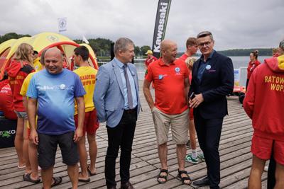25 lipca 2025 r., w Światowy Dzień Zapobiegania Utonięciom, w bazie Wodnego Ochotniczego Pogotowia Ratunkowego w Niesulicach odbyło się spotkanie poświęcone tematyce bezpieczeństwa nad wodą. Wydarzenie zgromadziło ratowników, przedstawicieli służb oraz osoby zaangażowane w działania profilaktyczne i edukacyjne, by wspólnie mówić o tym, jak zapobiegać tragediom podczas letniego wypoczynku.