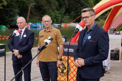 25 lipca 2025 r., w Światowy Dzień Zapobiegania Utonięciom, w bazie Wodnego Ochotniczego Pogotowia Ratunkowego w Niesulicach odbyło się spotkanie poświęcone tematyce bezpieczeństwa nad wodą. Wydarzenie zgromadziło ratowników, przedstawicieli służb oraz osoby zaangażowane w działania profilaktyczne i edukacyjne, by wspólnie mówić o tym, jak zapobiegać tragediom podczas letniego wypoczynku.