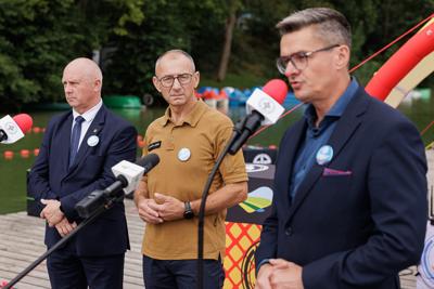 25 lipca 2025 r., w Światowy Dzień Zapobiegania Utonięciom, w bazie Wodnego Ochotniczego Pogotowia Ratunkowego w Niesulicach odbyło się spotkanie poświęcone tematyce bezpieczeństwa nad wodą. Wydarzenie zgromadziło ratowników, przedstawicieli służb oraz osoby zaangażowane w działania profilaktyczne i edukacyjne, by wspólnie mówić o tym, jak zapobiegać tragediom podczas letniego wypoczynku.
