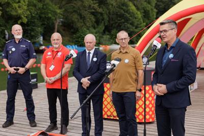 25 lipca 2025 r., w Światowy Dzień Zapobiegania Utonięciom, w bazie Wodnego Ochotniczego Pogotowia Ratunkowego w Niesulicach odbyło się spotkanie poświęcone tematyce bezpieczeństwa nad wodą. Wydarzenie zgromadziło ratowników, przedstawicieli służb oraz osoby zaangażowane w działania profilaktyczne i edukacyjne, by wspólnie mówić o tym, jak zapobiegać tragediom podczas letniego wypoczynku.