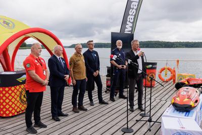25 lipca 2025 r., w Światowy Dzień Zapobiegania Utonięciom, w bazie Wodnego Ochotniczego Pogotowia Ratunkowego w Niesulicach odbyło się spotkanie poświęcone tematyce bezpieczeństwa nad wodą. Wydarzenie zgromadziło ratowników, przedstawicieli służb oraz osoby zaangażowane w działania profilaktyczne i edukacyjne, by wspólnie mówić o tym, jak zapobiegać tragediom podczas letniego wypoczynku.