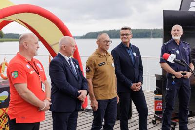 25 lipca 2025 r., w Światowy Dzień Zapobiegania Utonięciom, w bazie Wodnego Ochotniczego Pogotowia Ratunkowego w Niesulicach odbyło się spotkanie poświęcone tematyce bezpieczeństwa nad wodą. Wydarzenie zgromadziło ratowników, przedstawicieli służb oraz osoby zaangażowane w działania profilaktyczne i edukacyjne, by wspólnie mówić o tym, jak zapobiegać tragediom podczas letniego wypoczynku.