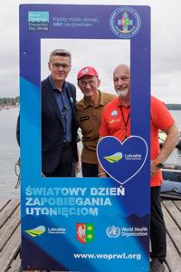 25 lipca 2025 r., w Światowy Dzień Zapobiegania Utonięciom, w bazie Wodnego Ochotniczego Pogotowia Ratunkowego w Niesulicach odbyło się spotkanie poświęcone tematyce bezpieczeństwa nad wodą. Wydarzenie zgromadziło ratowników, przedstawicieli służb oraz osoby zaangażowane w działania profilaktyczne i edukacyjne, by wspólnie mówić o tym, jak zapobiegać tragediom podczas letniego wypoczynku.