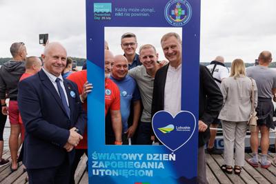 25 lipca 2025 r., w Światowy Dzień Zapobiegania Utonięciom, w bazie Wodnego Ochotniczego Pogotowia Ratunkowego w Niesulicach odbyło się spotkanie poświęcone tematyce bezpieczeństwa nad wodą. Wydarzenie zgromadziło ratowników, przedstawicieli służb oraz osoby zaangażowane w działania profilaktyczne i edukacyjne, by wspólnie mówić o tym, jak zapobiegać tragediom podczas letniego wypoczynku.