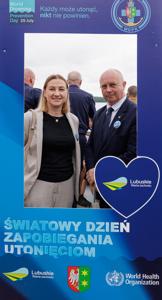 25 lipca 2025 r., w Światowy Dzień Zapobiegania Utonięciom, w bazie Wodnego Ochotniczego Pogotowia Ratunkowego w Niesulicach odbyło się spotkanie poświęcone tematyce bezpieczeństwa nad wodą. Wydarzenie zgromadziło ratowników, przedstawicieli służb oraz osoby zaangażowane w działania profilaktyczne i edukacyjne, by wspólnie mówić o tym, jak zapobiegać tragediom podczas letniego wypoczynku.