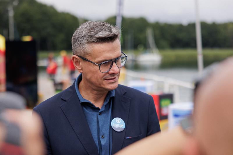 25 lipca 2025 r., w Światowy Dzień Zapobiegania Utonięciom, w bazie Wodnego Ochotniczego Pogotowia Ratunkowego w Niesulicach odbyło się spotkanie poświęcone tematyce bezpieczeństwa nad wodą. Wydarzenie zgromadziło ratowników, przedstawicieli służb oraz osoby zaangażowane w działania profilaktyczne i edukacyjne, by wspólnie mówić o tym, jak zapobiegać tragediom podczas letniego wypoczynku.