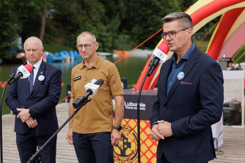 25 lipca 2025 r., w Światowy Dzień Zapobiegania Utonięciom, w bazie Wodnego Ochotniczego Pogotowia Ratunkowego w Niesulicach odbyło się spotkanie poświęcone tematyce bezpieczeństwa nad wodą. Wydarzenie zgromadziło ratowników, przedstawicieli służb oraz osoby zaangażowane w działania profilaktyczne i edukacyjne, by wspólnie mówić o tym, jak zapobiegać tragediom podczas letniego wypoczynku.
