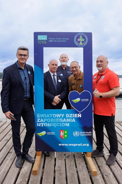 25 lipca 2025 r., w Światowy Dzień Zapobiegania Utonięciom, w bazie Wodnego Ochotniczego Pogotowia Ratunkowego w Niesulicach odbyło się spotkanie poświęcone tematyce bezpieczeństwa nad wodą. Wydarzenie zgromadziło ratowników, przedstawicieli służb oraz osoby zaangażowane w działania profilaktyczne i edukacyjne, by wspólnie mówić o tym, jak zapobiegać tragediom podczas letniego wypoczynku.