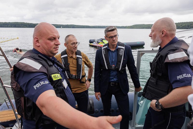 25 lipca 2025 r., w Światowy Dzień Zapobiegania Utonięciom, w bazie Wodnego Ochotniczego Pogotowia Ratunkowego w Niesulicach odbyło się spotkanie poświęcone tematyce bezpieczeństwa nad wodą. Wydarzenie zgromadziło ratowników, przedstawicieli służb oraz osoby zaangażowane w działania profilaktyczne i edukacyjne, by wspólnie mówić o tym, jak zapobiegać tragediom podczas letniego wypoczynku.