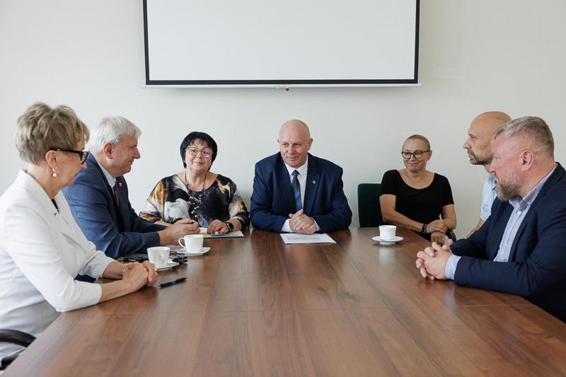 W ramach konkursu FELB.02.06-IZ.00-001/24 ogłoszonego w Priorytecie FELB.02 Fundusze Europejskie na zielony rozwój Lubuskiego wybrano do dofinansowania dwa projekty odpowiadające na wyzwania klimatyczne w dwóch gminach naszego województwa