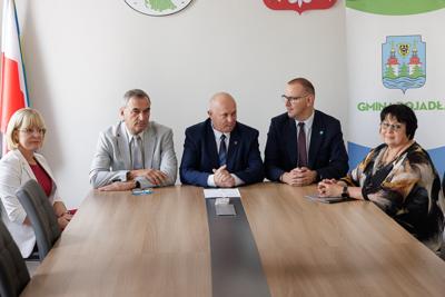 rojekt Powiatu Zielonogórskiego został wybrany do dofinansowania w ramach interwencji 10.8 „Scalanie gruntów wraz z zagospodarowaniem poscaleniowym” Planu Strategicznego dla Wspólnej Polityki Rolnej na lata 2023-2027. W naborze, który trwał od 16 września do 8 listopada 2024 r., oceniano dwa wnioski – z powiatu zielonogórskiego i sulęcińskiego.