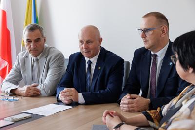 rojekt Powiatu Zielonogórskiego został wybrany do dofinansowania w ramach interwencji 10.8 „Scalanie gruntów wraz z zagospodarowaniem poscaleniowym” Planu Strategicznego dla Wspólnej Polityki Rolnej na lata 2023-2027. W naborze, który trwał od 16 września do 8 listopada 2024 r., oceniano dwa wnioski – z powiatu zielonogórskiego i sulęcińskiego.