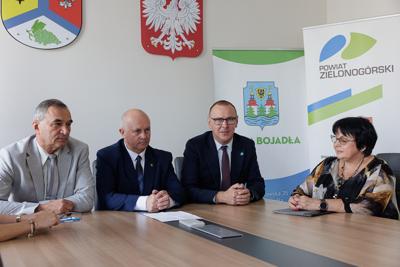 rojekt Powiatu Zielonogórskiego został wybrany do dofinansowania w ramach interwencji 10.8 „Scalanie gruntów wraz z zagospodarowaniem poscaleniowym” Planu Strategicznego dla Wspólnej Polityki Rolnej na lata 2023-2027. W naborze, który trwał od 16 września do 8 listopada 2024 r., oceniano dwa wnioski – z powiatu zielonogórskiego i sulęcińskiego.