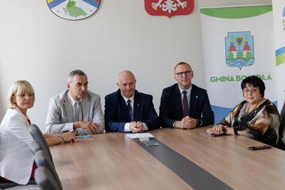 rojekt Powiatu Zielonogórskiego został wybrany do dofinansowania w ramach interwencji 10.8 „Scalanie gruntów wraz z zagospodarowaniem poscaleniowym” Planu Strategicznego dla Wspólnej Polityki Rolnej na lata 2023-2027. W naborze, który trwał od 16 września do 8 listopada 2024 r., oceniano dwa wnioski – z powiatu zielonogórskiego i sulęcińskiego.
