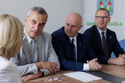 rojekt Powiatu Zielonogórskiego został wybrany do dofinansowania w ramach interwencji 10.8 „Scalanie gruntów wraz z zagospodarowaniem poscaleniowym” Planu Strategicznego dla Wspólnej Polityki Rolnej na lata 2023-2027. W naborze, który trwał od 16 września do 8 listopada 2024 r., oceniano dwa wnioski – z powiatu zielonogórskiego i sulęcińskiego.