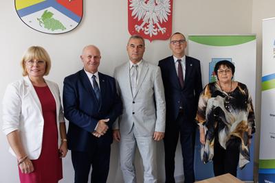 rojekt Powiatu Zielonogórskiego został wybrany do dofinansowania w ramach interwencji 10.8 „Scalanie gruntów wraz z zagospodarowaniem poscaleniowym” Planu Strategicznego dla Wspólnej Polityki Rolnej na lata 2023-2027. W naborze, który trwał od 16 września do 8 listopada 2024 r., oceniano dwa wnioski – z powiatu zielonogórskiego i sulęcińskiego.