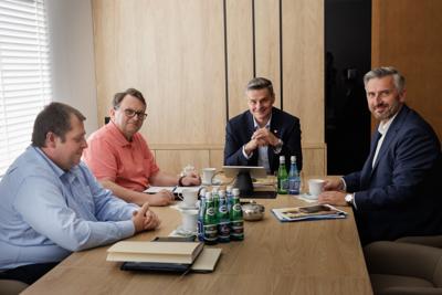 W Urzędzie Marszałkowskim odbyło się spotkanie poświęcone współpracy w obszarze innowacyjnych technologii, z udziałem przedstawicieli samorządu województwa lubuskiego, Parku Technologii Kosmicznych oraz Ochotniczej Straży Pożarnej w Kargowej. Rozmowy dotyczyły projektów o charakterze międzynarodowym i przełomowym znaczeniu. Szczegóły inicjatyw zostaną przedstawione opinii publicznej w najbliższym czasie.