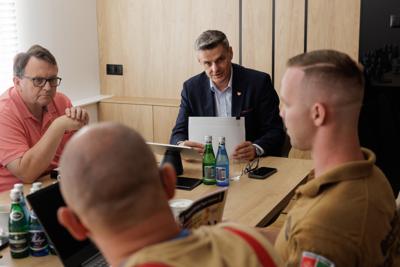 W Urzędzie Marszałkowskim odbyło się spotkanie poświęcone współpracy w obszarze innowacyjnych technologii, z udziałem przedstawicieli samorządu województwa lubuskiego, Parku Technologii Kosmicznych oraz Ochotniczej Straży Pożarnej w Kargowej. Rozmowy dotyczyły projektów o charakterze międzynarodowym i przełomowym znaczeniu. Szczegóły inicjatyw zostaną przedstawione opinii publicznej w najbliższym czasie.
