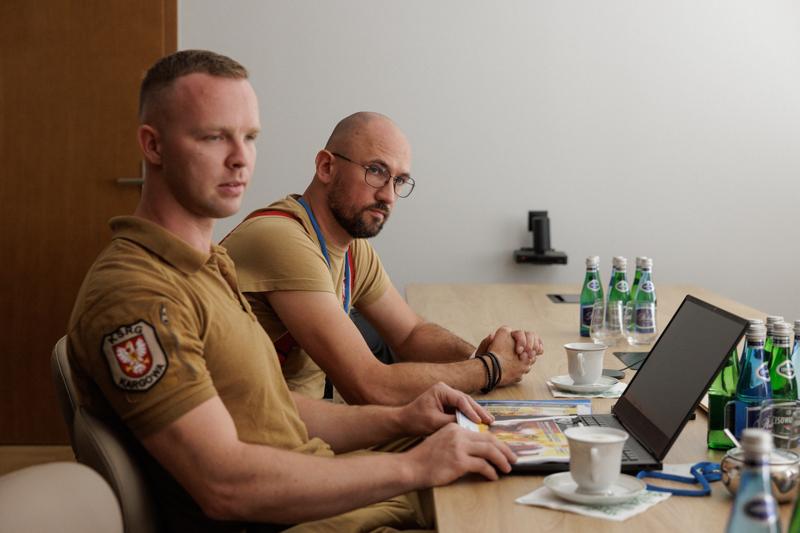 W Urzędzie Marszałkowskim odbyło się spotkanie poświęcone współpracy w obszarze innowacyjnych technologii, z udziałem przedstawicieli samorządu województwa lubuskiego, Parku Technologii Kosmicznych oraz Ochotniczej Straży Pożarnej w Kargowej. Rozmowy dotyczyły projektów o charakterze międzynarodowym i przełomowym znaczeniu. Szczegóły inicjatyw zostaną przedstawione opinii publicznej w najbliższym czasie.