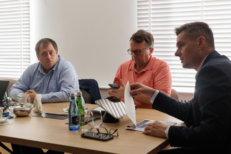 W Urzędzie Marszałkowskim odbyło się spotkanie poświęcone współpracy w obszarze innowacyjnych technologii, z udziałem przedstawicieli samorządu województwa lubuskiego, Parku Technologii Kosmicznych oraz Ochotniczej Straży Pożarnej w Kargowej. Rozmowy dotyczyły projektów o charakterze międzynarodowym i przełomowym znaczeniu. Szczegóły inicjatyw zostaną przedstawione opinii publicznej w najbliższym czasie.