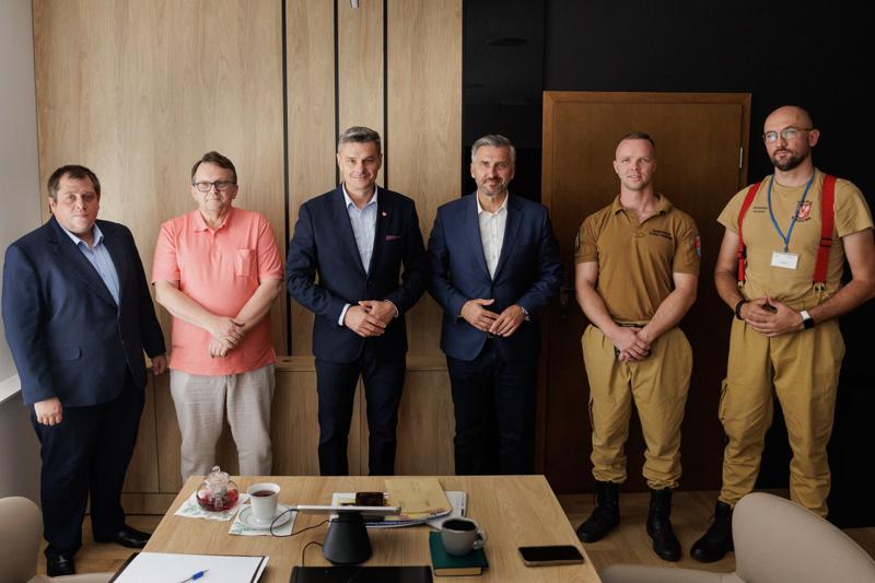 W Urzędzie Marszałkowskim odbyło się spotkanie poświęcone współpracy w obszarze innowacyjnych technologii, z udziałem przedstawicieli samorządu województwa lubuskiego, Parku Technologii Kosmicznych oraz Ochotniczej Straży Pożarnej w Kargowej. Rozmowy dotyczyły projektów o charakterze międzynarodowym i przełomowym znaczeniu. Szczegóły inicjatyw zostaną przedstawione opinii publicznej w najbliższym czasie.