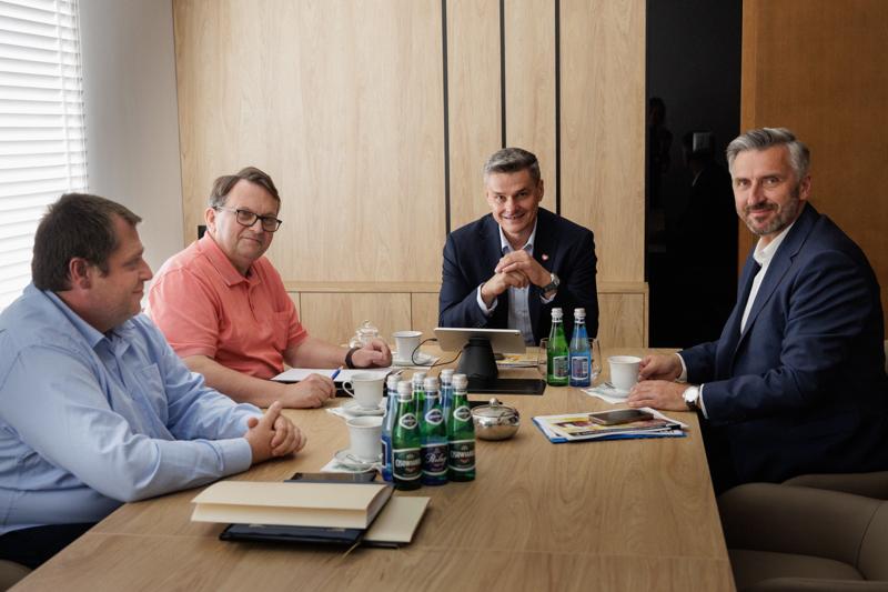 W Urzędzie Marszałkowskim odbyło się spotkanie poświęcone współpracy w obszarze innowacyjnych technologii, z udziałem przedstawicieli samorządu województwa lubuskiego, Parku Technologii Kosmicznych oraz Ochotniczej Straży Pożarnej w Kargowej. Rozmowy dotyczyły projektów o charakterze międzynarodowym i przełomowym znaczeniu. Szczegóły inicjatyw zostaną przedstawione opinii publicznej w najbliższym czasie.