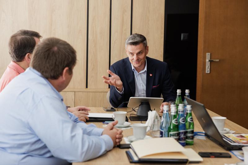W Urzędzie Marszałkowskim odbyło się spotkanie poświęcone współpracy w obszarze innowacyjnych technologii, z udziałem przedstawicieli samorządu województwa lubuskiego, Parku Technologii Kosmicznych oraz Ochotniczej Straży Pożarnej w Kargowej. Rozmowy dotyczyły projektów o charakterze międzynarodowym i przełomowym znaczeniu. Szczegóły inicjatyw zostaną przedstawione opinii publicznej w najbliższym czasie.