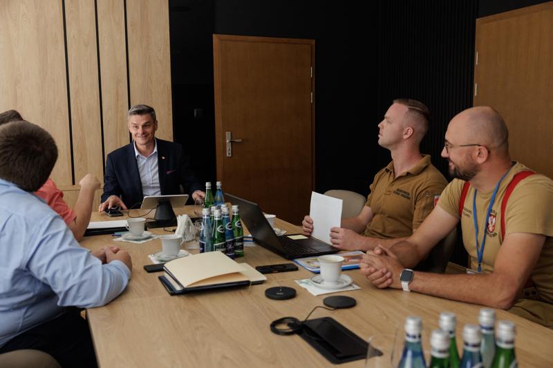W Urzędzie Marszałkowskim odbyło się spotkanie poświęcone współpracy w obszarze innowacyjnych technologii, z udziałem przedstawicieli samorządu województwa lubuskiego, Parku Technologii Kosmicznych oraz Ochotniczej Straży Pożarnej w Kargowej. Rozmowy dotyczyły projektów o charakterze międzynarodowym i przełomowym znaczeniu. Szczegóły inicjatyw zostaną przedstawione opinii publicznej w najbliższym czasie.