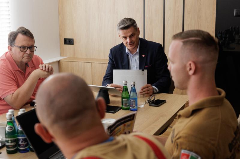 W Urzędzie Marszałkowskim odbyło się spotkanie poświęcone współpracy w obszarze innowacyjnych technologii, z udziałem przedstawicieli samorządu województwa lubuskiego, Parku Technologii Kosmicznych oraz Ochotniczej Straży Pożarnej w Kargowej. Rozmowy dotyczyły projektów o charakterze międzynarodowym i przełomowym znaczeniu. Szczegóły inicjatyw zostaną przedstawione opinii publicznej w najbliższym czasie.