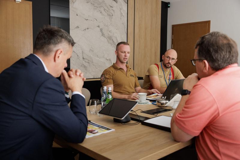W Urzędzie Marszałkowskim odbyło się spotkanie poświęcone współpracy w obszarze innowacyjnych technologii, z udziałem przedstawicieli samorządu województwa lubuskiego, Parku Technologii Kosmicznych oraz Ochotniczej Straży Pożarnej w Kargowej. Rozmowy dotyczyły projektów o charakterze międzynarodowym i przełomowym znaczeniu. Szczegóły inicjatyw zostaną przedstawione opinii publicznej w najbliższym czasie.