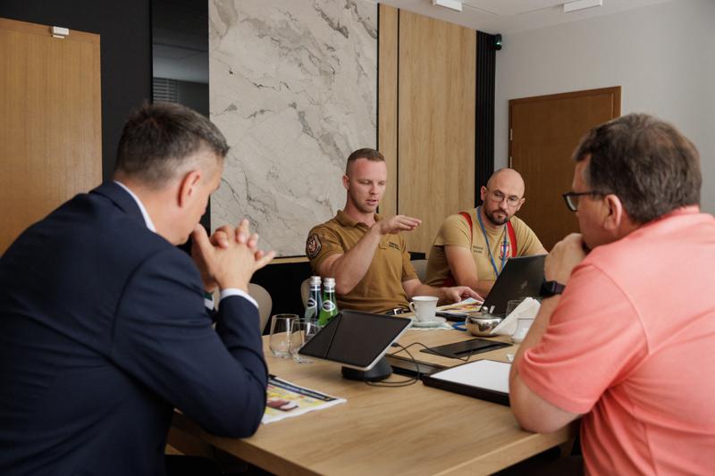 W Urzędzie Marszałkowskim odbyło się spotkanie poświęcone współpracy w obszarze innowacyjnych technologii, z udziałem przedstawicieli samorządu województwa lubuskiego, Parku Technologii Kosmicznych oraz Ochotniczej Straży Pożarnej w Kargowej. Rozmowy dotyczyły projektów o charakterze międzynarodowym i przełomowym znaczeniu. Szczegóły inicjatyw zostaną przedstawione opinii publicznej w najbliższym czasie.