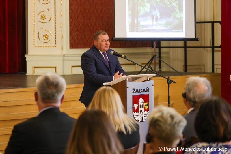 Wicemarszałek województwa lubuskiego Grzegorz Potęga przemawia podczas uroczystości15-lecia założenia Europejskiego Związku Parków Łużyckich w Pałacu Książęcym w Żaganiu
