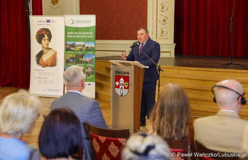 Wicemarszałek województwa lubuskiego Grzegorz Potęga przemawia podczas uroczystości15-lecia założenia Europejskiego Związku Parków Łużyckich w Pałacu Książęcym w Żaganiu