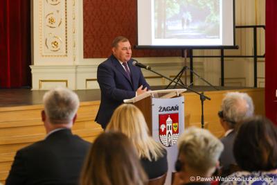 Wicemarszałek województwa lubuskiego Grzegorz Potęga przemawia podczas uroczystości15-lecia założenia Europejskiego Związku Parków Łużyckich w Pałacu Książęcym w Żaganiu
