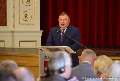 Wicemarszałek województwa lubuskiego Grzegorz Potęga przemawia podczas uroczystości15-lecia założenia Europejskiego Związku Parków Łużyckich w Pałacu Książęcym w Żaganiu
