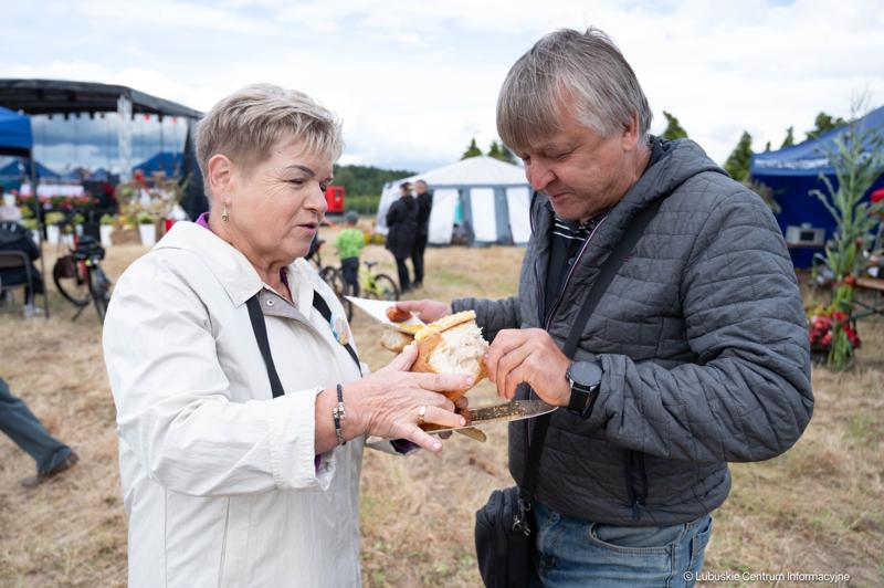 Członek Zarządu Województwa Lubuskiego Anna Chinalska wzięła udział w dożynkach gminnych, które odbyły się 23 sierpnia 2025 r. w Marcinowicach.
